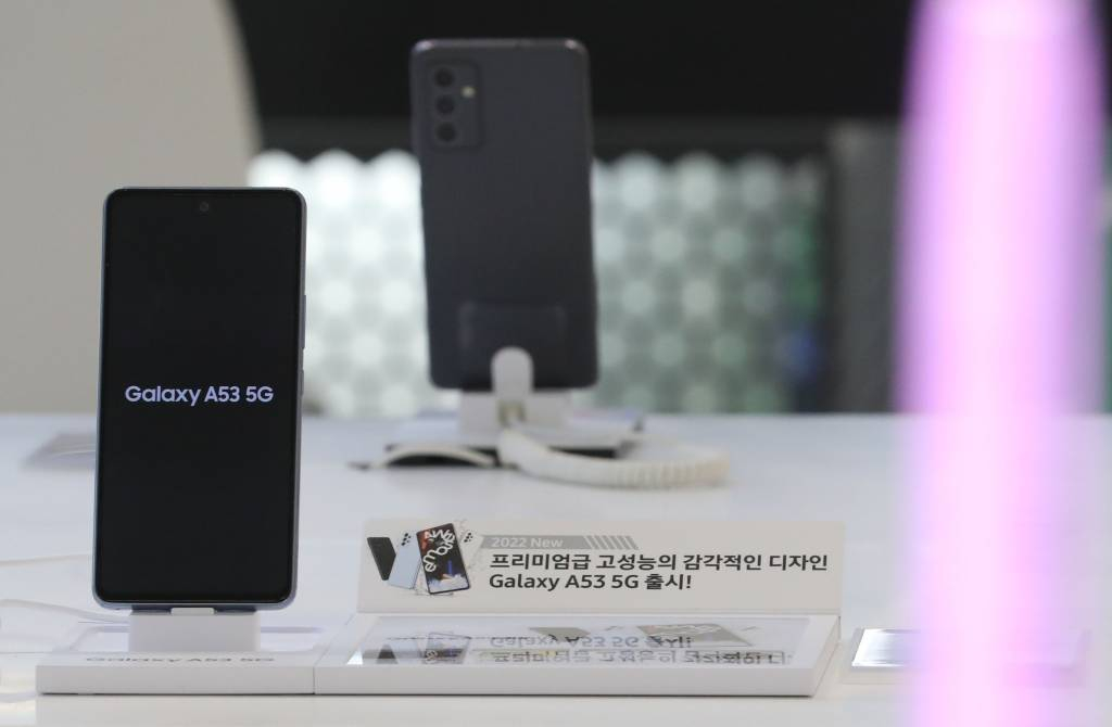 삼성전자가 중저가형 스마트폰 갤럭시A 시리즈를 공개한 가운데 18일 오후 서울 마포구 삼성 디지털플라자 홍대본점에 갤럭시A53이 진열돼 있다. 2022.03.18./사진제공=뉴시스