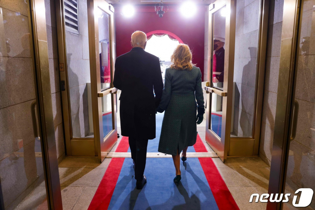 (워싱턴 AFP=뉴스1) 우동명 기자 = 조 바이든 미국 대통령과 부인 질 바이든 여사가 20일(현지시간) 워싱턴 의사당에서 열린 취임식에 도착을 하고 있다.  ? AFP=뉴스1  