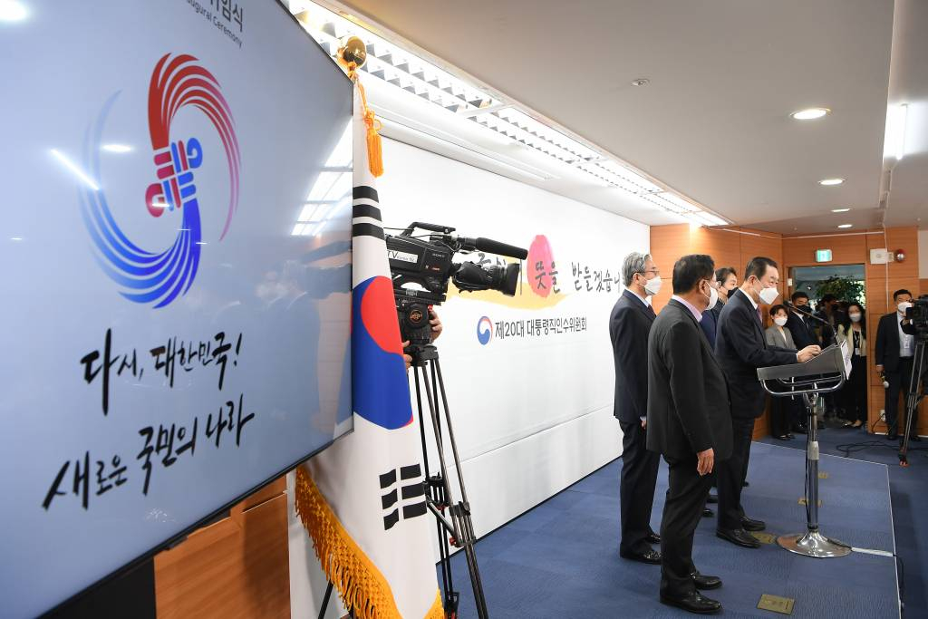 박주선 대통령취임준비위원장이 11일 서울 종로구 통의동 인수위 기자회견장에서 취임식 슬로건과 엠블럼을 공개하고 있다.  /사진=뉴시스