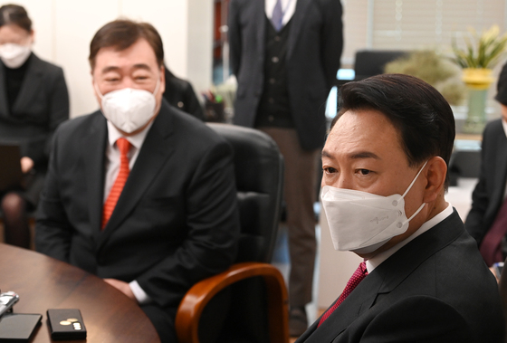 (서울=뉴스1) 구윤성 기자 = 윤석열 대통령 당선인이 11일 서울 여의도 국민의힘 당사에 마련된 당선인 사무실에서 싱하이밍 주한중국대사를 접견하고 있다. 2022.3.11/뉴스1  