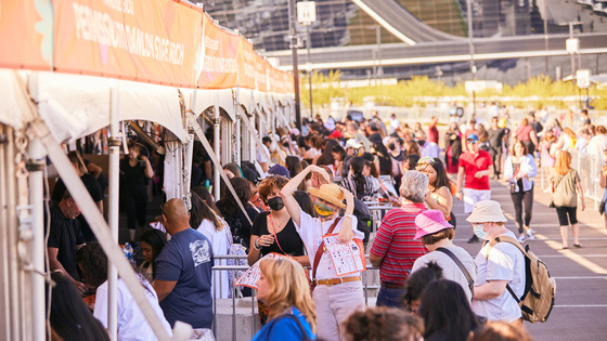 지난 7일 저녁(현지시간) 그룹 방탄소년단(BTS)의 콘서트 '퍼미션 투 댄스 온 스테이지'가 열리는 미국 라스베이거스에 마련된 머치(굿즈) 부스에서 팬들이 굿즈를 사기 위해 줄을 서고 있다. /사진제공=하이브