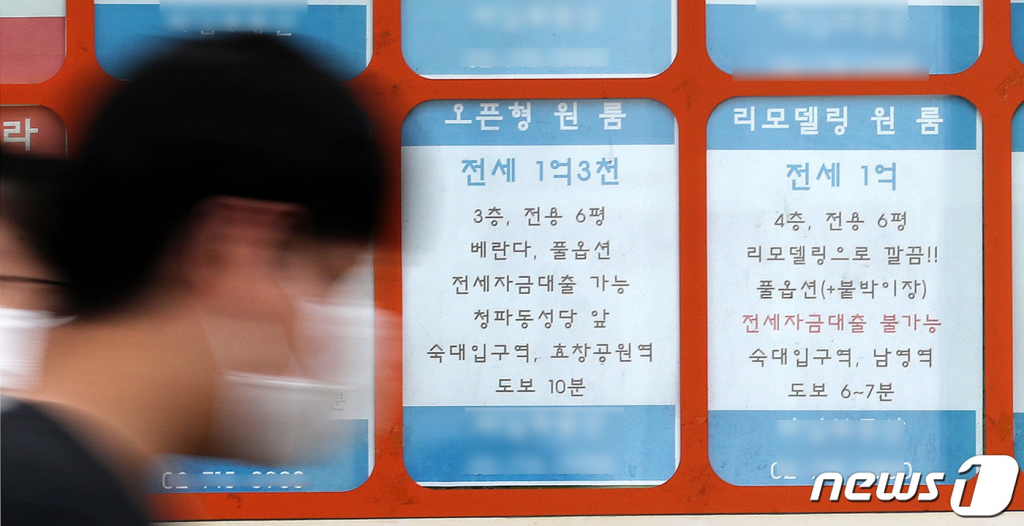 (서울=뉴스1) 박지혜 기자 = 5일 서울 용산구의 공인중개사무소 게시판에 원룸 전세 매물이 붙어 있다. 서울에서 지난 6월 전세 실거래된 전용면적 30㎡ 이하 원룸의 평균 전세보증금이 1년 전보다 10% 가까이 상승한 것으로 나타났다. 전용 30㎡ 이하 원룸 평균 전세보증금은 1억6883만원으로 집계돼 지난해 같은 기간보다 9.3% 상승한 것으로 나타났다. 2021.8.5/뉴스1