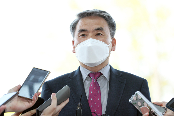 (서울=뉴스1) 이승배 기자 = 이종섭 국방부 장관 후보자가 11일 오후 서울 용산구 국방컨벤션에 마련된 인사청문회 준비사무실로 출근하며 취재진의 질문에 답하고 있다. 2022.4.11/뉴스1  