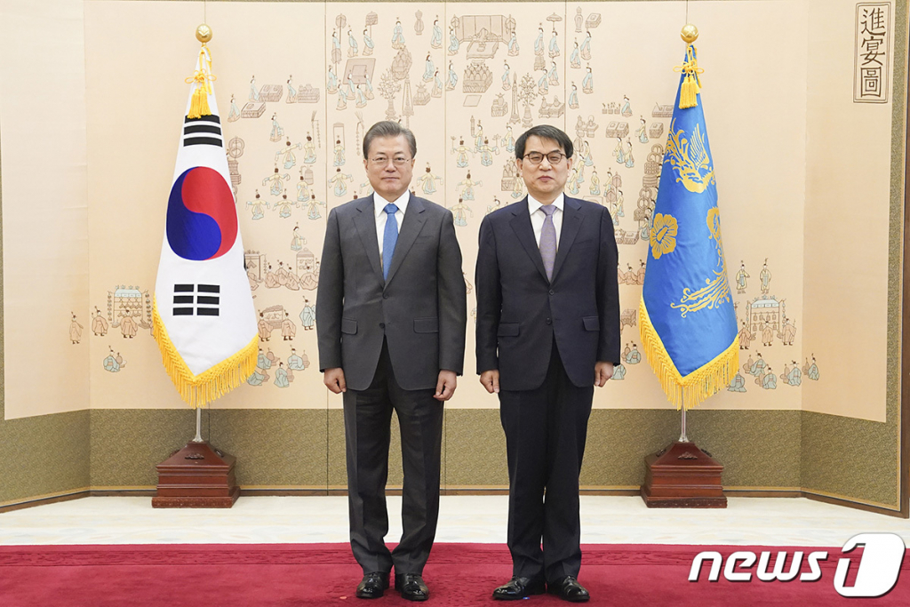 (서울=뉴스1) = 문재인 대통령이 5일 청와대에서 노태악 신임 대법관에게 임명장을 수여한 후 기념촬영을 하고 있다. (청와대 제공) 2020.3.5/뉴스1