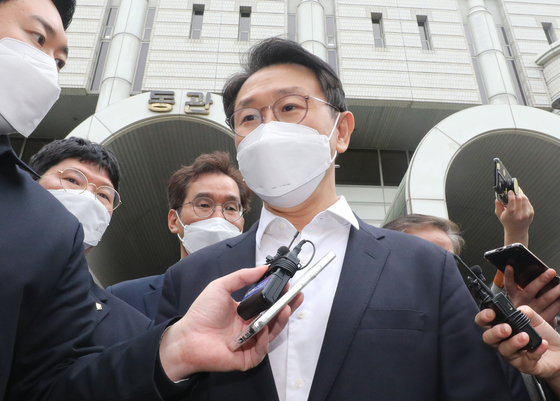 (서울=뉴스1) 송원영 기자 = 김형준 전 부장검사가 22일 오전 서울 서초구 서울중앙지방법원에서 열린 뇌물수수 혐의 사건 첫 공판을 마치고 나오고 있다. 이 사건은 고위공직자범죄수사처(공수처)가 설립 이래 처음으로 기소권을 행사한 사안이다. 2022.4.22/뉴스1