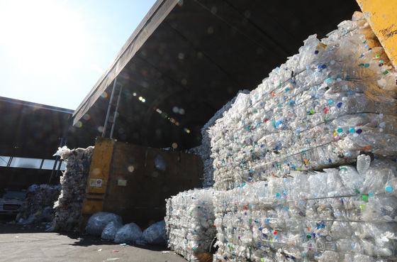 (용인=뉴스1) 김영운 기자 = 별도로 분리배출된 투명 페트병을 식품용기로 재활용하는 제도가 본격적으로 시행된 24일 오전 경기도 용인시 기흥구의 한 재활용센터에서 투명 페트병이 수거 돼 있다. 그동안 국내에서는 식품 용기를 제조하는 과정에서 폐플라스틱을 재활용하는 경우 폐플라스틱을 화학적으로 분해·정제해서 중합한 것이거나 신규 원재료로부터 발생한 자투리 등 공정 부산물로 그 범위가 제한되었으나, 이번 제도 개편 시행으로 해외처럼 물리적인 재활용도 가능해졌다. 2022.2.24/뉴스1