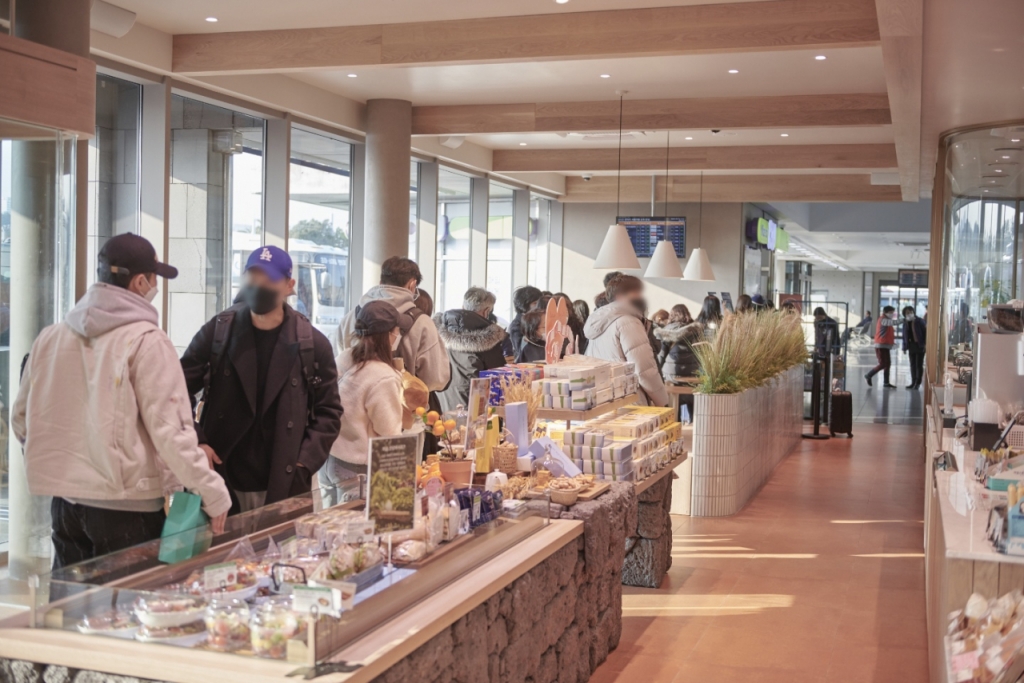 지난 2월말 소비자들이 제주 내 파리바게뜨에서 제주마음샌드를 구매하기 위해 줄 서서 기다리고 있다./사진= SPC그룹