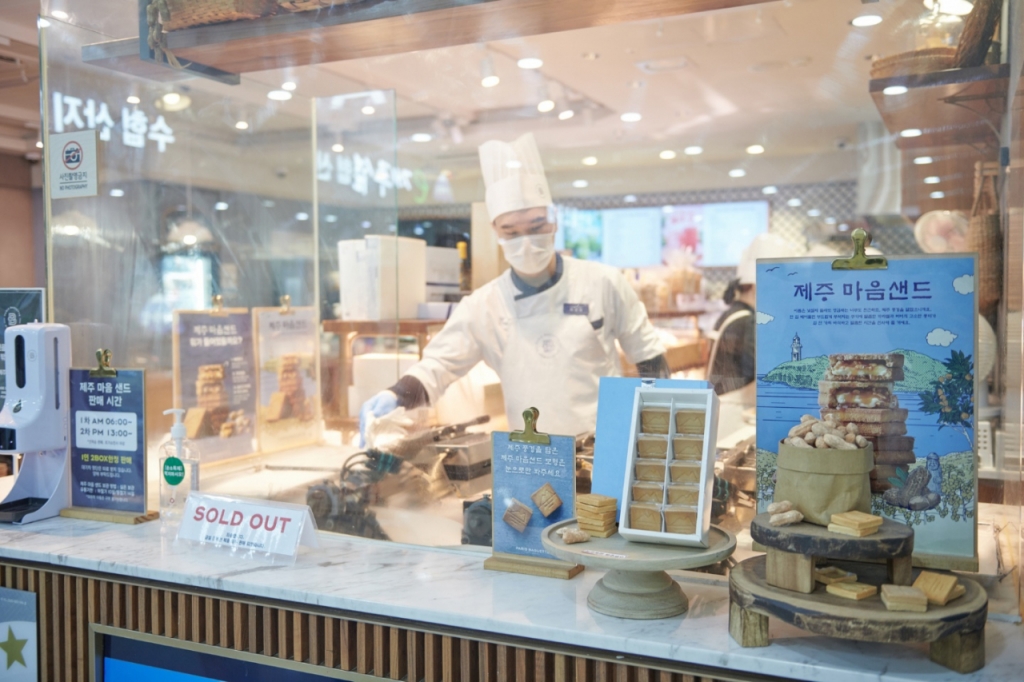 지난 2월말 제주마음샌드가 모두 팔려 'sold out(매진)' 안내판을 내건 제주 내 파리바게뜨 모습/사진= SPC그룹