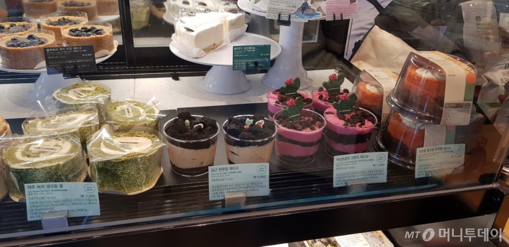 지난 3월말 스타벅스 제주 내 지점에서만 판매되고 있는 '제주 녹차 생크림 롤' '당근 현무암 케이크' '백년초콜릿 크런치 케이크' '새코롬 돌코롬 한라봉 케이크' 등 제주 특화 디저트류/사진= 박미주 기자