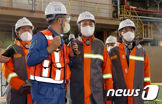 (광양=뉴스1) 오대일 기자 = 윤석열 대통령 당선인이 21일 오후 '약속과 민생의 행보' 일환으로 전남 포스코 광양제철소를 방문해 제1고로(용광로) 앞에서 쇳물이 생산되는 과정에 대해 설명 듣고 있다. (공동취재) 2022.4.21/뉴스1 