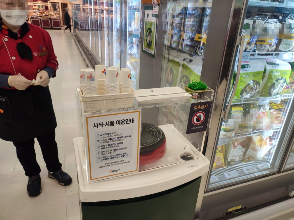 25일 오전 용산구 한 대형마트에서 매장 관계자가 시식 코너를 준비하고 있다. /사진= 정세진 기자  