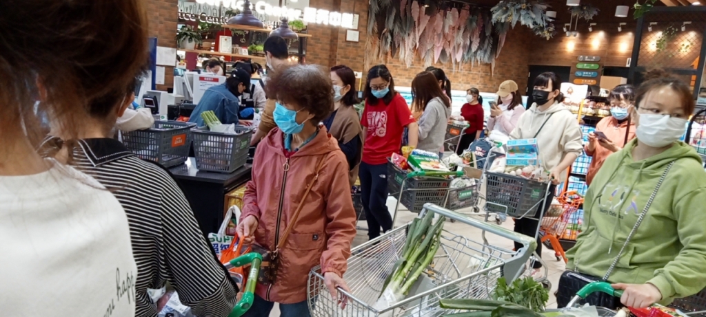 식료품점에서 계산하기 위해 줄을 선 사람들. 이들은 각종 채소를 경쟁적으로 사들였다./사진=김지산 특파원