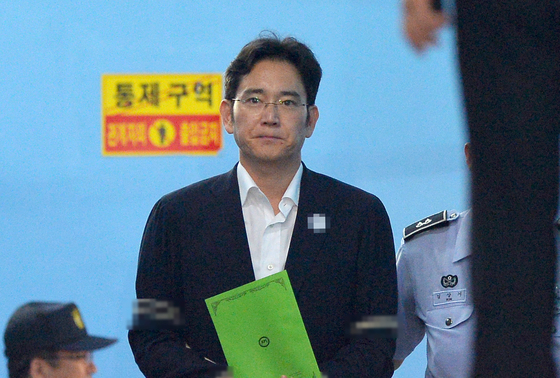 = 이재용 삼성전자 부회장이 7일 오후 서울 서초구 서울중앙지방법원에서 열린 결심공판을 마치고 포승줄에 묶여 법원을 나서고 있다. 박영수 특별검사는 이날 박근혜 전 대통령과 최순실씨 일가에 수백억원의 뇌물을 준 혐의로 이 부회장에게 징역 12년의 중형을 구형했다. 2017.8.7/뉴스1  