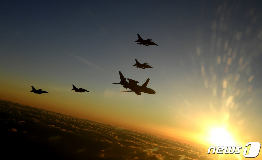 (서울=뉴스1) = 2019년12월31일 박한기 합동참모본부 의장이 31일 ‘하늘의 지휘소’로 불리는 공군 항공통제기 E-737 피스아이에 탑승, 지휘비행을 하고 있다. (합동참모본부 제공) 2019.12.31/뉴스1  