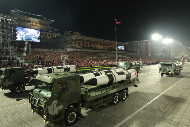 (평양 노동신문=뉴스1) = 북한 노동당 기관지 노동신문은 26일 조선인민혁명군 창건 90주년을 맞아 전날 열병식을 성대히 거행했다면서 다양한 무기 체계를 공개했다. 김정은 노동당 총비서는 열병식 연설에서 핵 무기의 실제 사용 능력을 과시했다.   [국내에서만 사용가능. 재배포 금지. DB 금지. For Use Only in the Republic of Korea. Redistribution Prohibited]  rodongphoto@news1.kr  