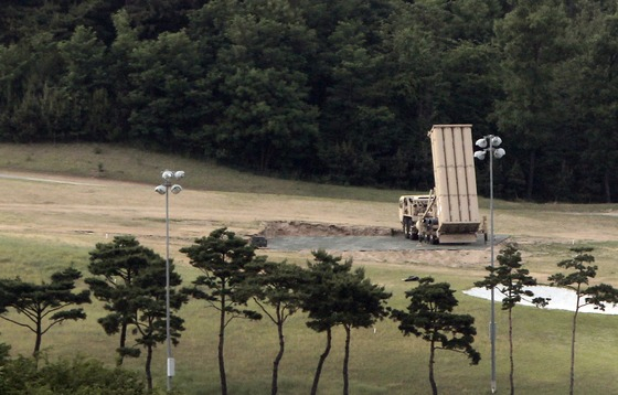 = 사드(고고도미사일방어체계·THAAD)발사대 2기외에 4기의 발사대가 한국에 비공개로 추가 반입 됐다. 30일 오후 경북 성주 골프장에 설치된 기존의 사드 발사대가 하늘을 향하고 있다.2017.5.30/뉴스1  