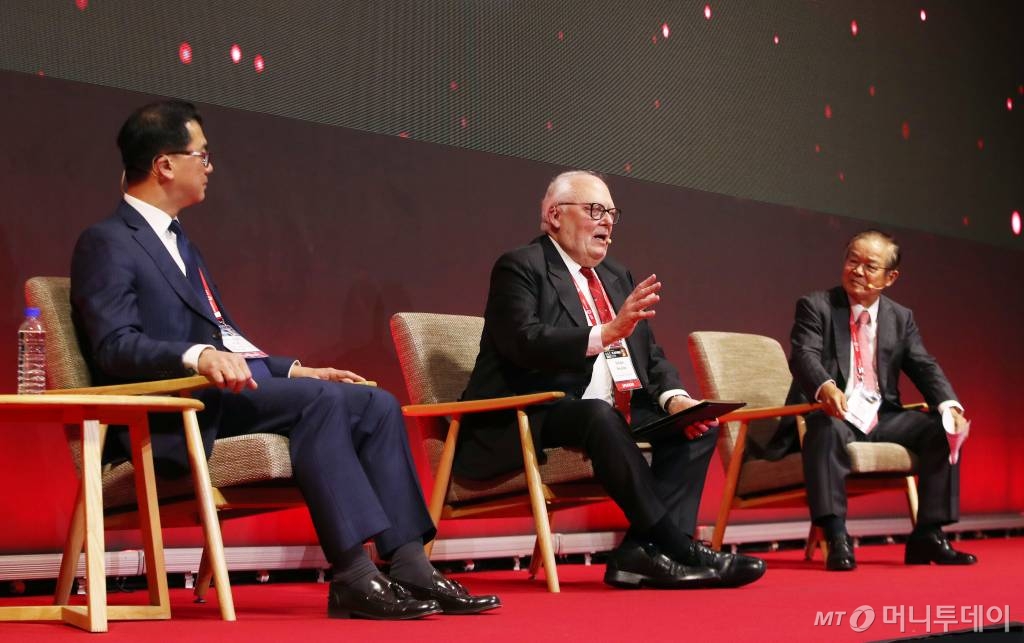 에드윈 퓰러 헤리티지재단 설립자가 28일 여의도 콘래드 서울에서 열린 머니투데이 주최 '2022 키플랫폼'에서 대담을 하고 있다. /사진=김휘선 기자 hwijpg@