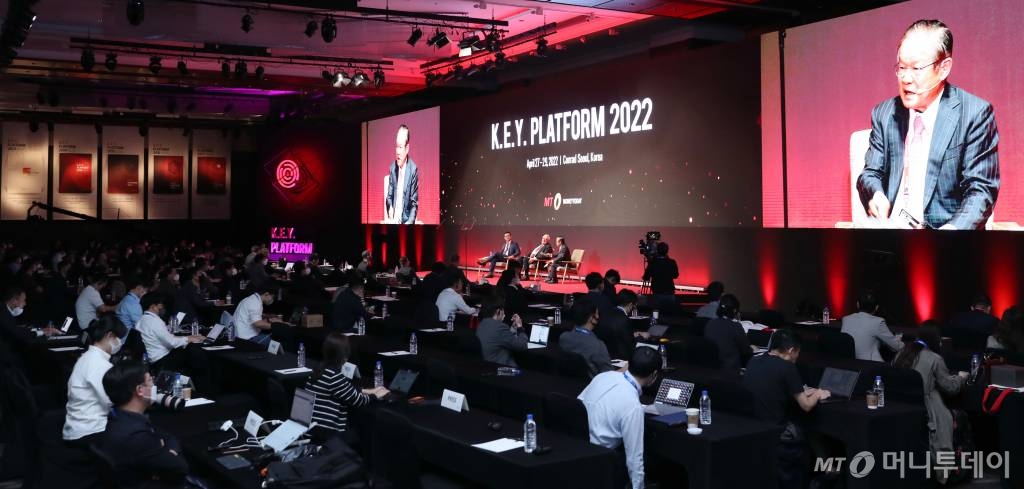 앤서니 킴 헤리티지재단 리서치 매니저&편집자, 에드윈 퓰러 헤리티지재단 설립자, 권태신 전국경제인연합회 부회장이 28일 여의도 콘래드 서울에서 머니투데이 주최로 열린 '2022 키플랫폼' 총회에서 'Leading Thinkers' Dialogue: 포괄적 한미 전략동맹의 미래'에 대해 대담하고 있다. /사진=이기범 기자 leekb@