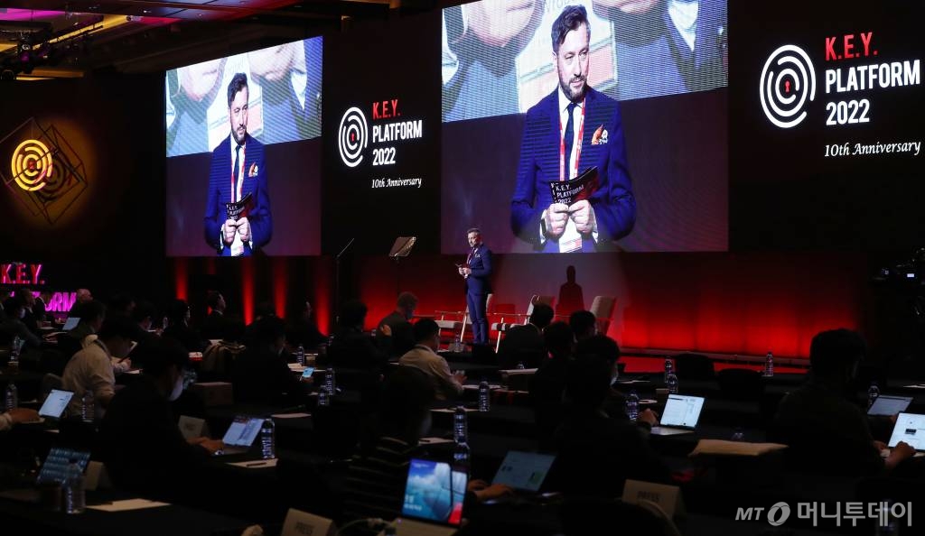앤드류 브로벨 이머징 유럽 설립자가 28일 여의도 콘래드 서울에서 머니투데이 주최로 열린 '2022 키플랫폼' 총회에서 인사말을 하고 있다. /사진=이기범 기자 leekb@