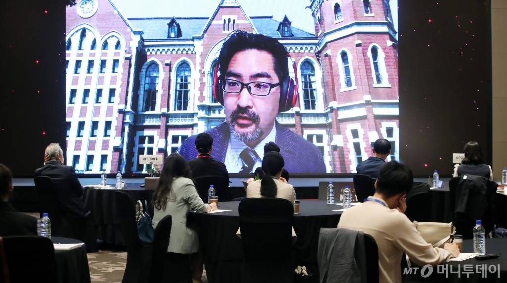 오초 케이스케 게이오대학교 교수가 28일 여의도 콘래드 서울에서 머니투데이 주최로 열린 '2022 키플랫폼'에서 '초고령사회의 경제적 기회 창출'을 주제로 화상을 통해 발표하고 있다. /사진=김휘선 기자 hwijpg@