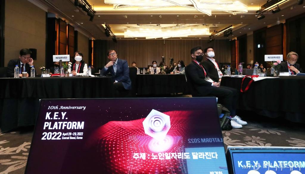 오초 케이스케 게이오대학교 교수가 28일 여의도 콘래드 서울에서 머니투데이 주최로 열린 '2022 키플랫폼'에서 '초고령사회의 경제적 기회 창출'을 주제로 화상을 통해 발표하고 있다. /사진=김휘선 기자 hwijpg@