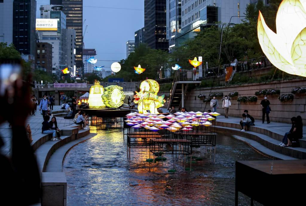 부처님오신날을 10여 일 앞둔 지난 26일 오후 서울 중구 청계천을 찾은 시민들이 연등을 바라보며 즐거운 시간을 보내고 있다. /사진=뉴시스