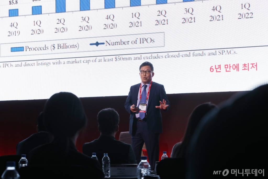 유효상 유니콘경영경제연구원 원장이 29일 여의도 콘래드 서울에서 머니투데이 주최로 열린 '2022 키플랫폼'에서 '유니콘 : 뉴노멀에서 노멀로'를 주제로 기조강연하고 있다. /사진=김휘선 기자 hwijpg@