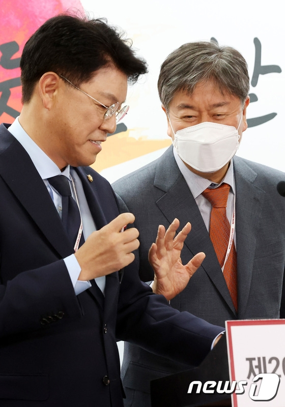 (서울=뉴스1) 조태형 기자 = 장제원 대통령 당선인 비서실장(왼쪽)과 김대기 대통령 비서실장 내정자가 1일 서울 종로구 통의동 대통령직인수위원회 기자회견장에서 대통령실 인선 발표를 마치고 취재진의 질문을 받던 중 대화를 나누고 있다. 2022.5.1/뉴스1 