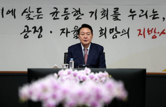 (음성=뉴스1) 인수위사진기자단 = 윤석열 대통령 당선인이 29일 오후 충북 음성군 한국고용정보원에서 충북혁신도시 현안보고 및 국립소방병원 건립 관련 브리핑을 받기 전 인사말을 하고 있다. 2022.4.29/뉴스1  