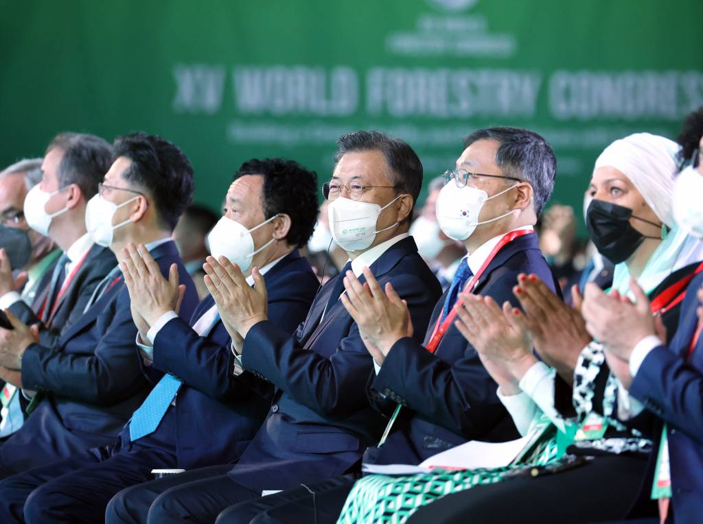 [서울=뉴시스] 전신 기자 = 문재인 대통령이 2일 서울 강남구 삼성동 코엑스에서 열린 제15차 세계산림총회 개회식에서 박수치고 있다. 2022.05.02.