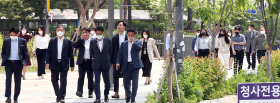 실외 마스크 착용 의무가 해제된 2일 세종시 정부세종청사 공무원들이 대부분 마스크를 착용한 채 점심식사를 위해 이동하고 있다./사진=뉴스1