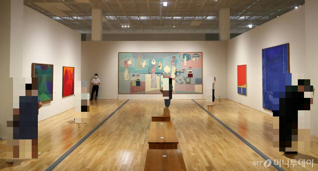 'MMCA 이건희컬렉션 특별전: 한국미술명작' 전시 공개 첫날인 21일 서울 종로구 국립현대미술관 서울관에서 시민들이 관람을 하고 있다. /사진=김휘선 기자 hwijpg@