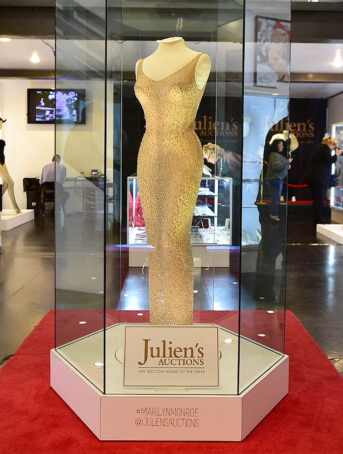 할리우드 배우 마를린 먼로가 1962년 존 F. 케네디 미국 전 대통령의 생일 파티에서 입었던 드레스. 1999년 크리스티 경매에서 126만 달러(현재 기준 한화 약 16억원)에 팔렸으며 2016년 11월 줄리엔스옥션 경매에서는 481만달러(한화 약 60억8000만원)에 판매됐다./AFPBBNews=뉴스1