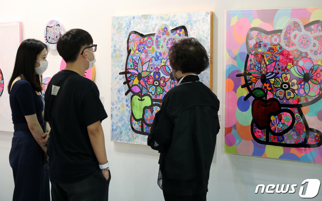 지난해 10월 서울 강남구 코엑스에서 열린 한국국제아트페어(KIAF·이하 키아프)에 관람객들이 전시물을 관람하고 있다. /사진=뉴스1