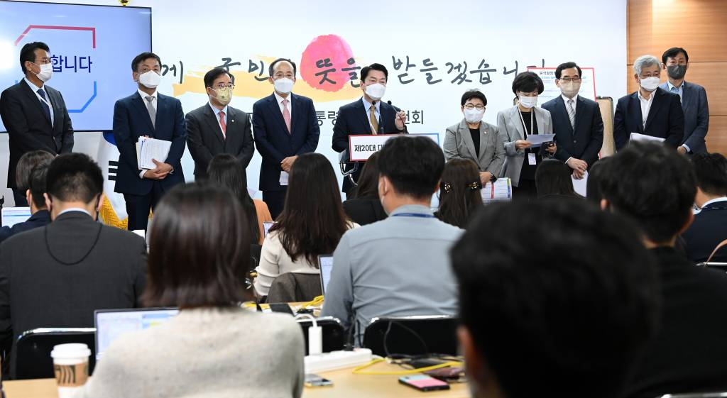 안철수 대통령직인수위원회 위원장이 3일 오전 서울 종로구 통의동 대통령직인수위원회에서 윤석열 정부의 110대 국정과제를 발표 한 뒤 취재진 질문에 답하고 있다. /사진=뉴시스