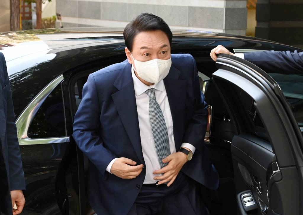 [서울=뉴시스] 인수위사진기자단 = 윤석열 대통령 당선인이 외부일정을 마치고 3일 오후 서울 종로구 통의동 인수위원회 집무실로 들어서고 있다. 2022.05.03.