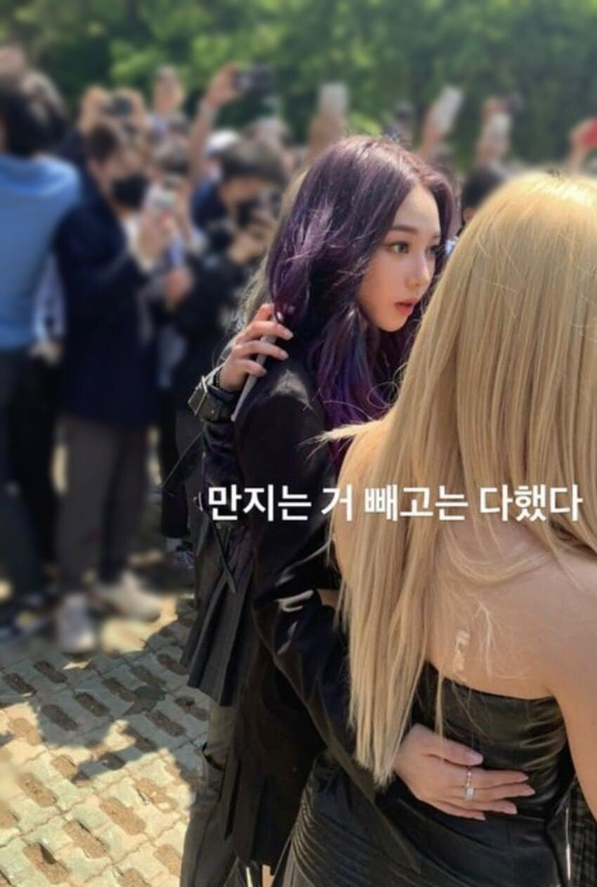 여성 아이돌 에스파가 지난 2일 서울 경복고등학교 행사에 참여했다가 봉변을 당했다는 의혹이 제기됐다. SNS에는 경복고에 온 에스파 사진과 "만지는 것 빼고 다했다"는 글이 올라왔다. 일부 팬들은 해당 계정의 소유주가 경복고 학생이라고 보고 있다./사진=온라인 커뮤니티 디시인사이드 갈무리