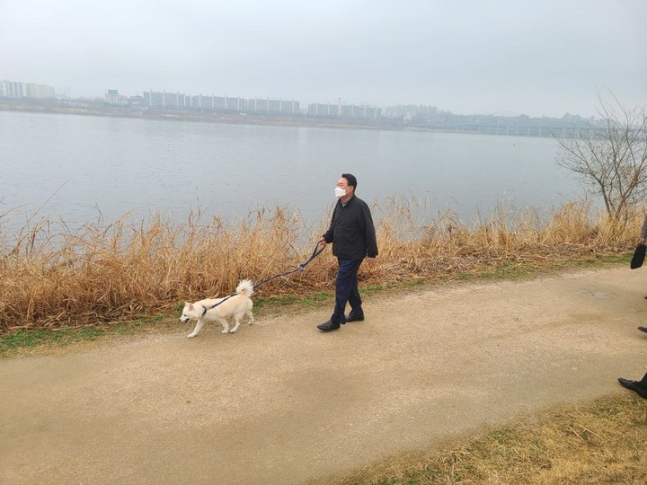 윤석열 대통령 당선인이 반려견 토리와 함께 한강공원 산책하고 있다. /사진제공=당선인 대변인실