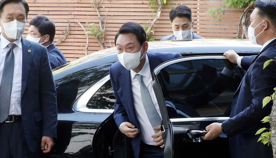 (서울=뉴스1) 인수위사진기자단 = 윤석열 대통령 당선인이 외부일정을 마치고 3일 오후 서울 종로구 통의동 인수위원회 집무실로 들어서고 있다. 2022.5.3/뉴스1  