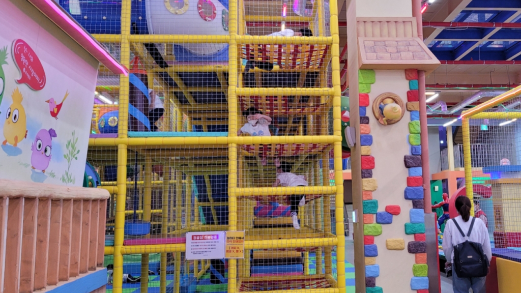 4일 경기도 양주시 두리랜드를 찾은 A유치원생들이 정글짐에서 노는 모습. 한 아이가 기자에게 손을 흔들고 있다.