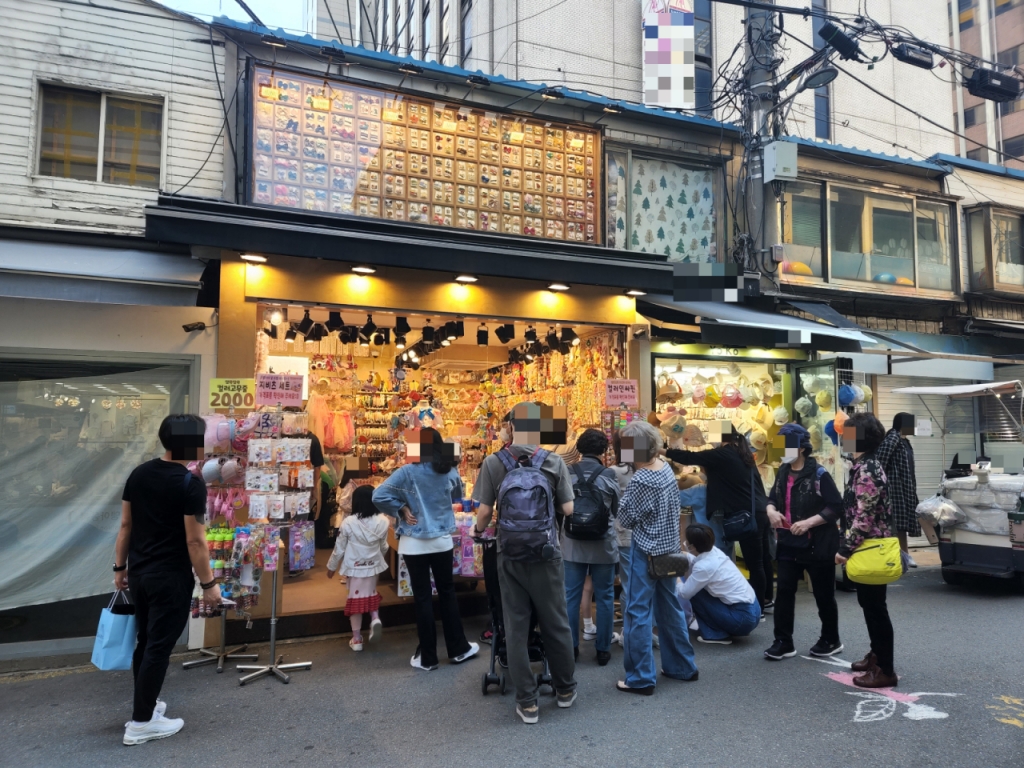 5일 오전 11시17분쯤 서울 중구 남대문시장 아동복거리에서 사람들이 머리끈 등의 물건을 구경하는 모습. /사진=박수현 기자