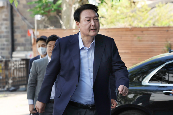 (서울=뉴스1) 인수위사진기자단 = 윤석열 대통령 당선인이 어린이날인 5일 자택에서 이웃 어린이들과 행사를 마친 후 서울 종로구 통의동 인수위로 출근하고 있다. 2022.5.5/뉴스1  