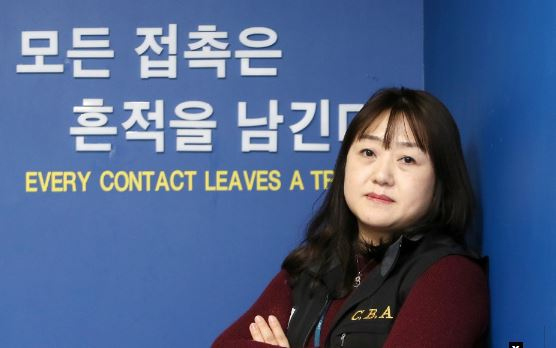 국내 1호 여성 프로파일러 이진숙 경위가 인천경찰청 과학수사과에서 포즈를 취하고 있다. /사진제공 =이진숙 경위