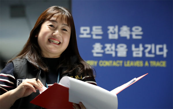 국내 1호 여성 프로파일러 이진숙 경위가 인천경찰청 과학수사과에서 포즈를 취하고 있다. /사진제공=이진숙 경위