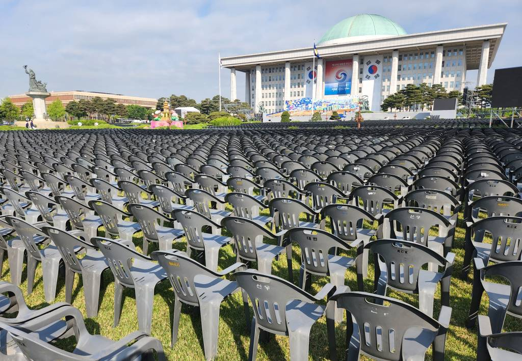 제20대 대통령 취임식을 나흘 앞둔 6일 국회 잔디광장에 취임식 참석자들의 의자가 설치되어 있다. (공동취재사진) /사진=뉴시스