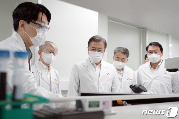 (서울=뉴스1) 유승관 기자 = 지난 2020년 10월 문재인 대통령이 코로나19 백신 개발 중인 경기 성남 소재 SK바이오사이언스를 방문해 세포배양에 대한 설명을 듣고 있다. 2020.10.15/뉴스1  