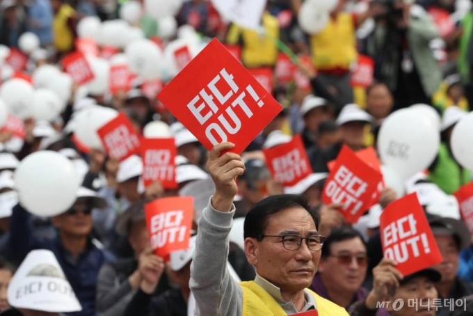 【서울=뉴시스】고승민 기자 = 서울개인택시운송사업조합이 23일 서울 여의도 국회 앞 의사당대로에서 차량호출서비스 '타다'를 규탄하는 집회 '택시대동제'를 하고 있다. 2019.10.23.