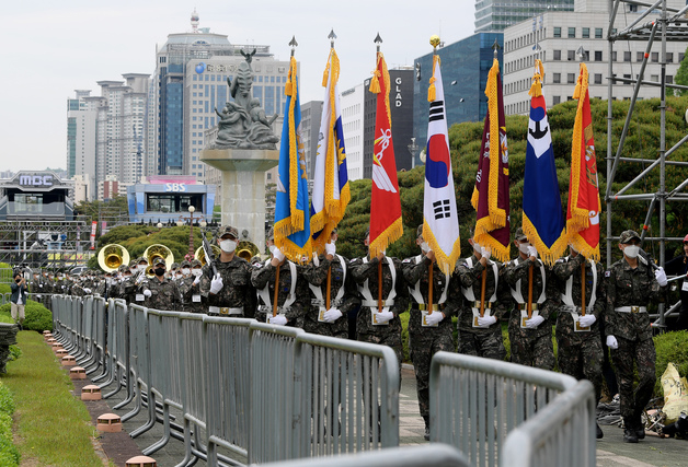 제20대 대통령 취임식을 이틀 앞둔 8일 오전 서울 여의도 국회 본청 앞에서 국방부 의장대가 취임식 리허설이 진행되고 있다. (공동취재) /사진=뉴스1