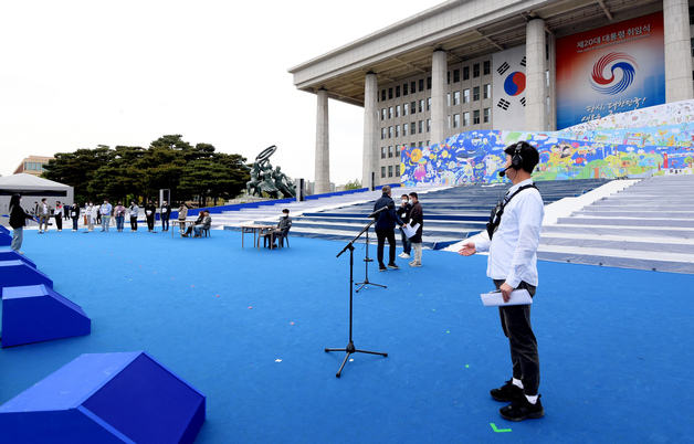 제20대 대통령 취임식을 이틀 앞둔 8일 오전 서울 여의도 국회 본청 앞에서 행사 관계자들이 취임식 리허설을 하고 있다. (공동취재) /사진=뉴스1