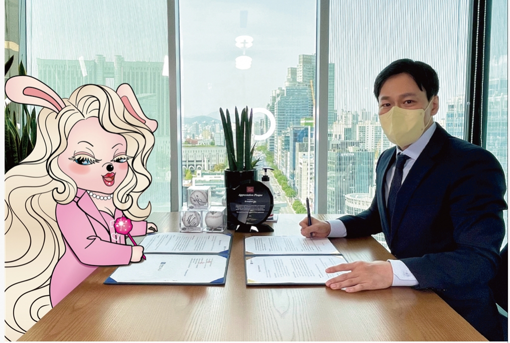 써브라임 소속 라라부(왼쪽)와 고문변호사 선임 계약을 체결한 류승호 변호사(법무법인 시우)